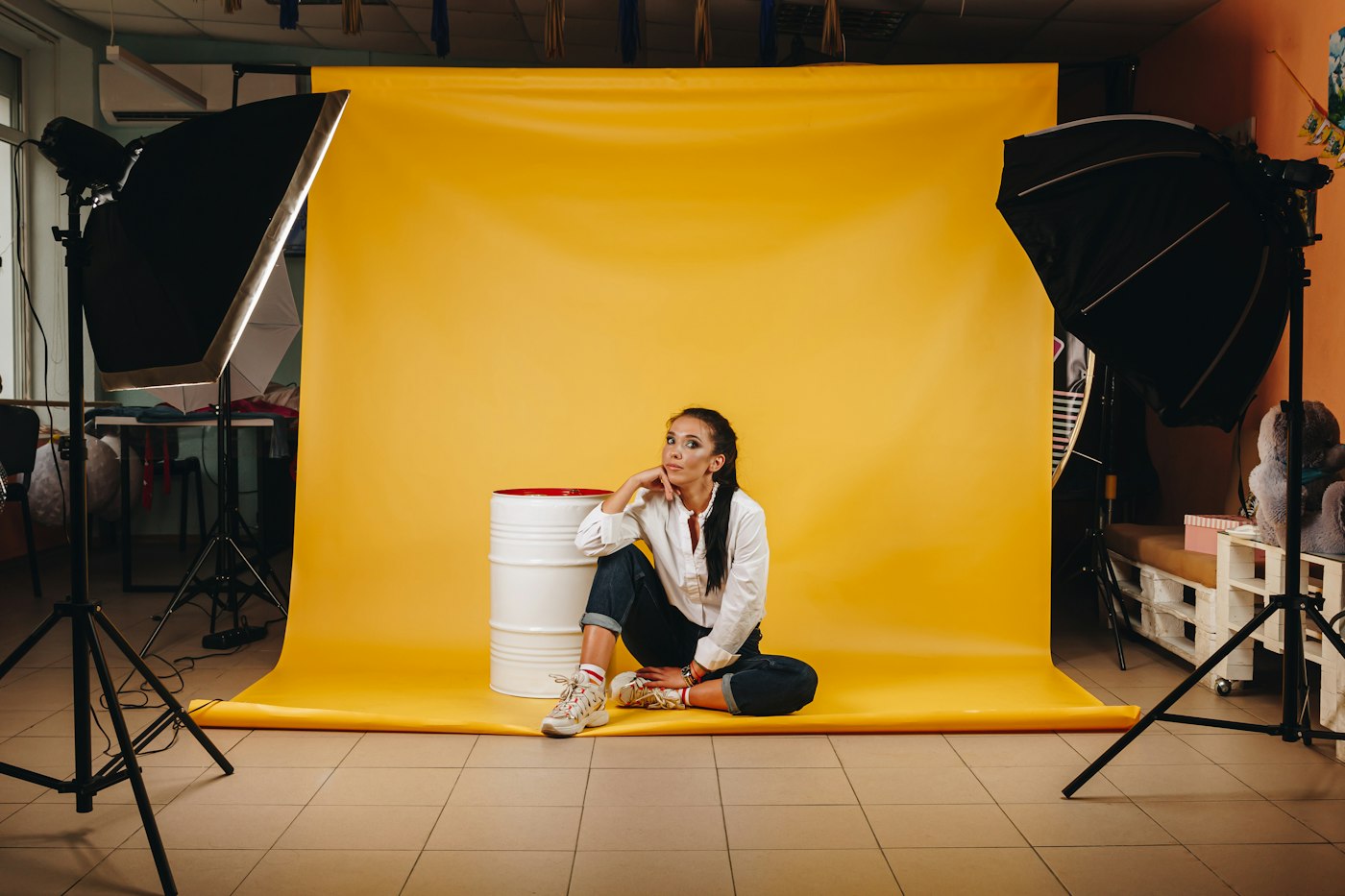 Portrait en studio devant un fond de couleur